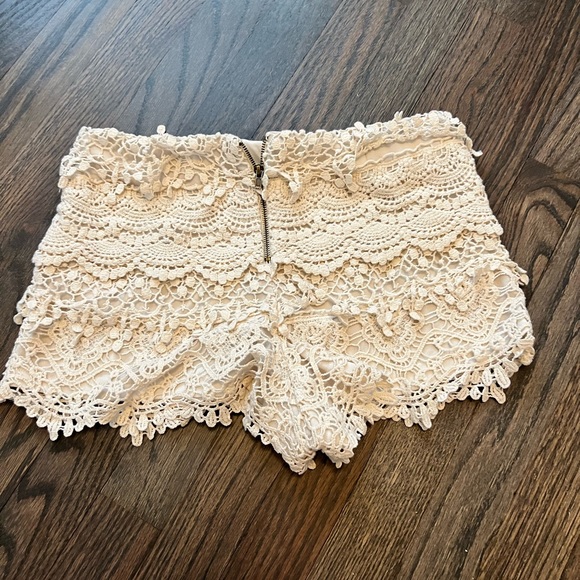 Tobi Lace Shorts - Picture 2 of 2